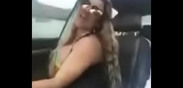  chica baila dentro del carro